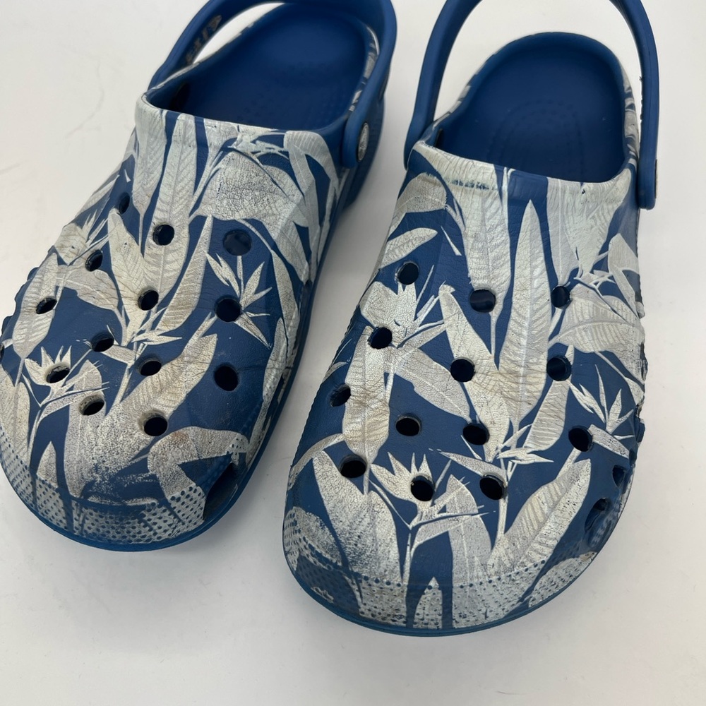 CROCS Navy Blue White Tropical Print Clogs - Picture 2 of 5